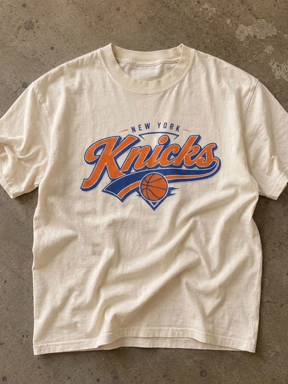 Gildan New York Knicks Cream T-Shirt with Orange & Blue Logo